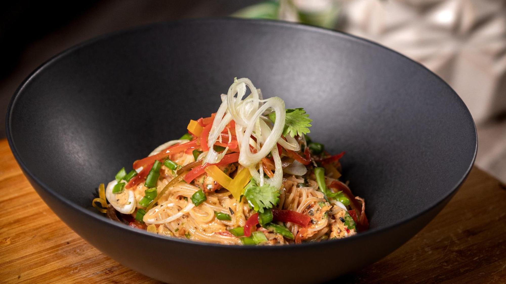 Holiday Inn Santo Domingo By Ihg Экстерьер фото A bowl of Thai peanut chicken salad